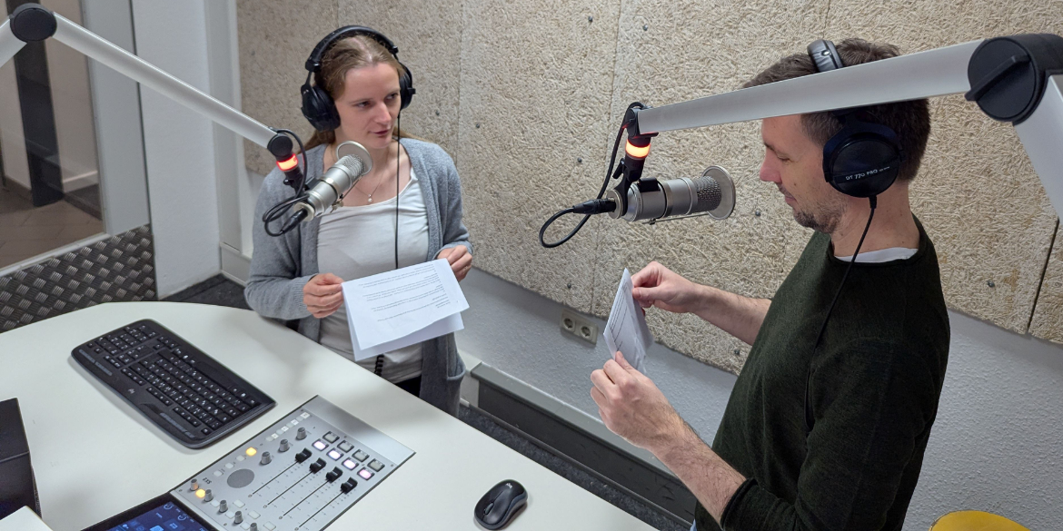 Zwei Moderator*innen im Radiostudio
