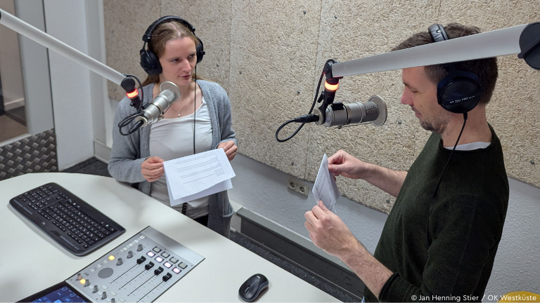 Zwei Moderator*innen im Radiostudio