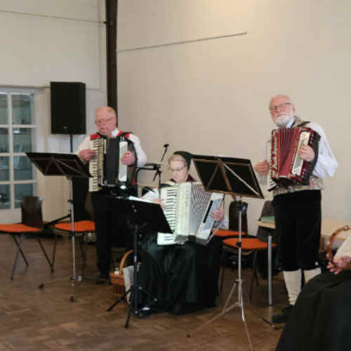 Drei Akkordeonspieler in Tracht