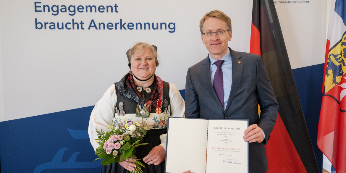 Daniel Günther überreicht Birgit Bohnsack die Verdienstmedaille © Frank Peter