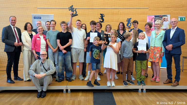 Gruppenbild der Preisträger*innen der vier Emmis 2025