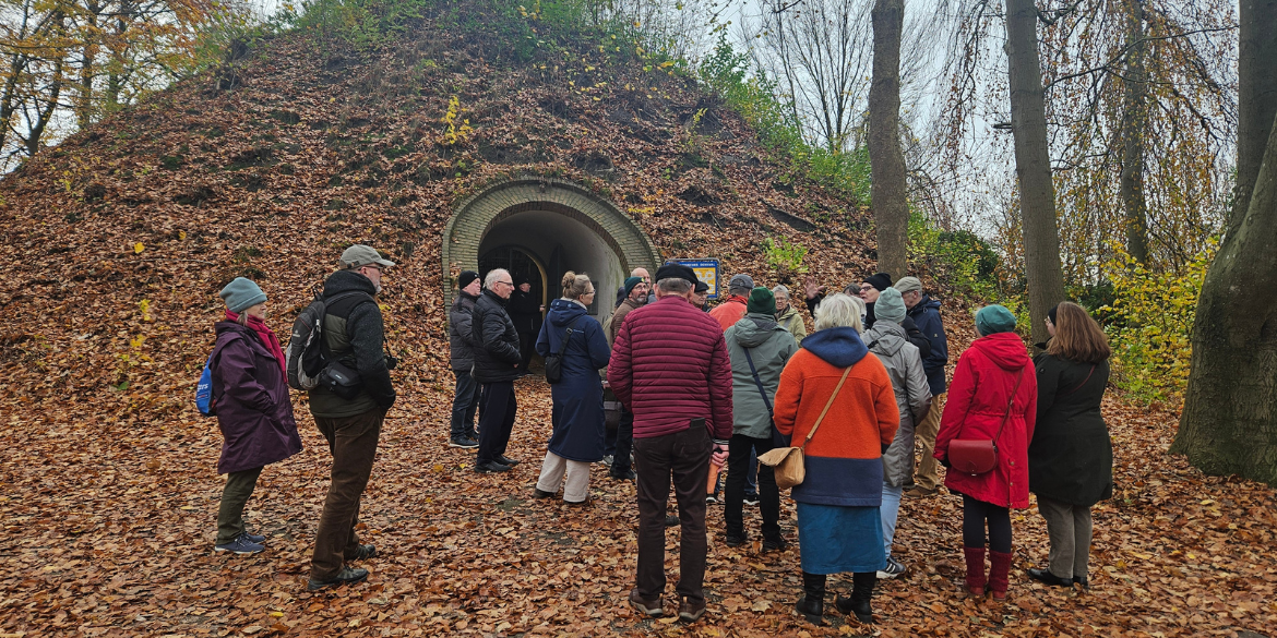 Menschen vor dem Geschichtenberg in Itzehoe