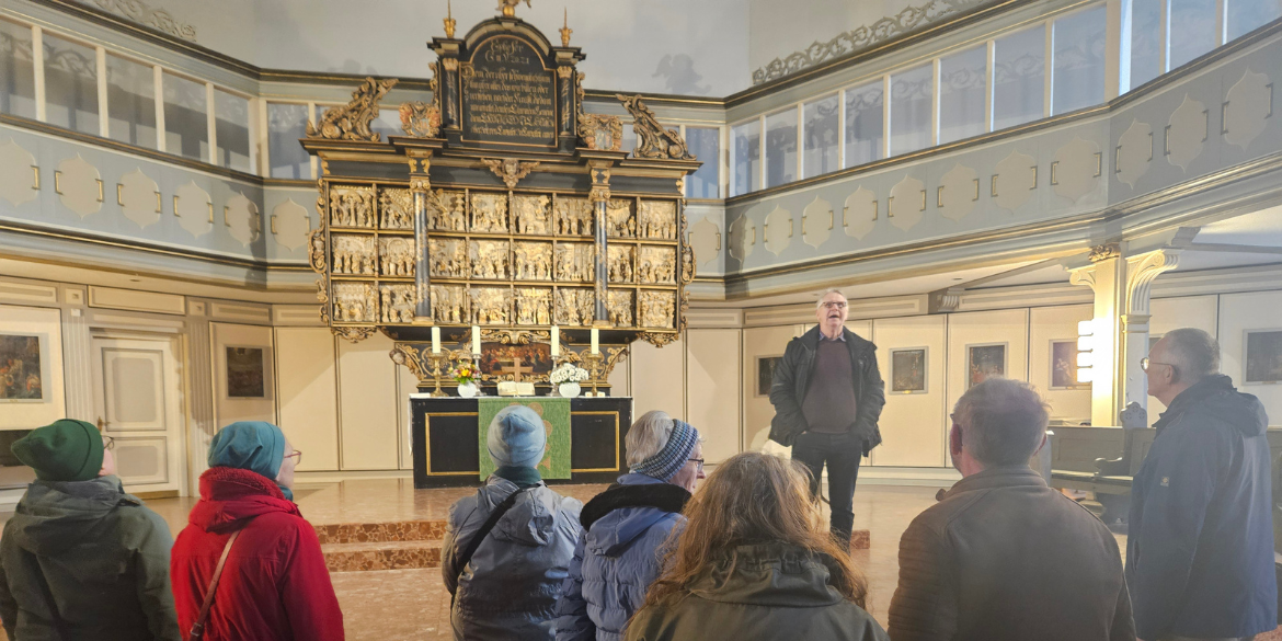 Menschen in Kirche
