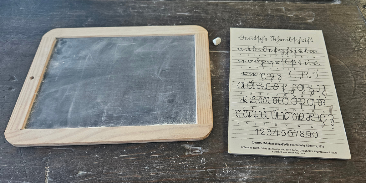 Schiefertafel und Schreibtafel mit Sütterlin-Alphabet
