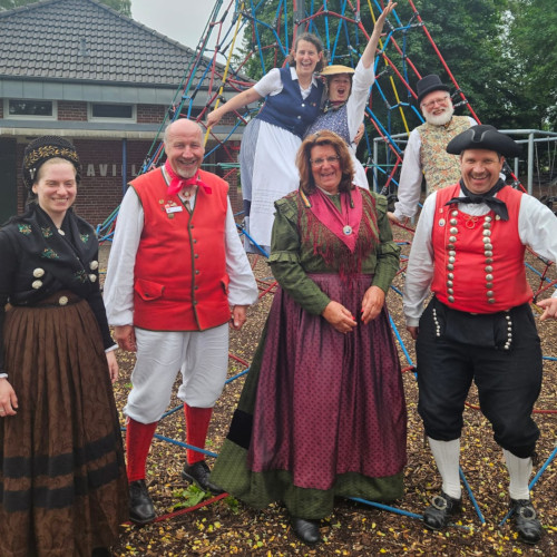 Sieben Personen auf Klettergerüst