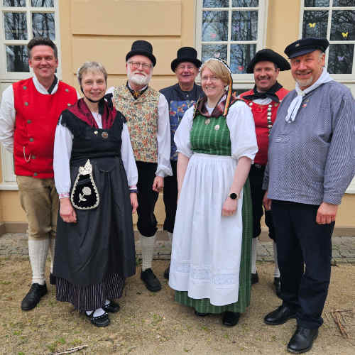 Sieben Personen in Tracht