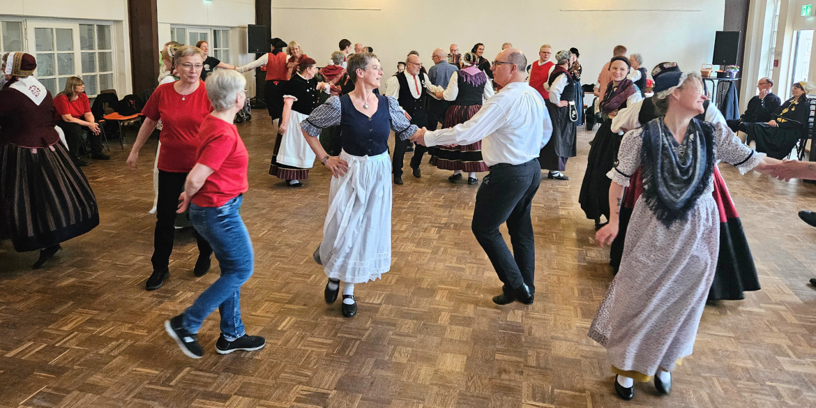 Tänzer*innen in Tracht