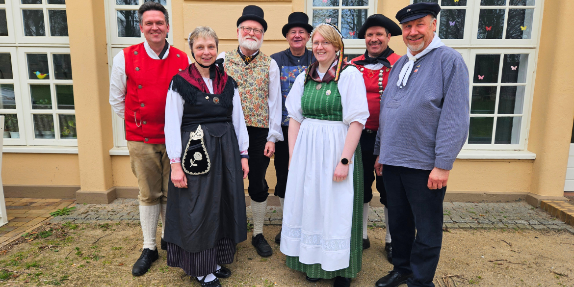 Neuer LTV-Vorstand 2026: Sieben Personen vor gelbem Gebäude