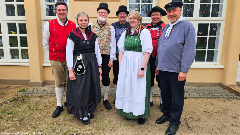 Neuer LTV-Vorstand 2026: Sieben Personen vor gelbem Gebäude