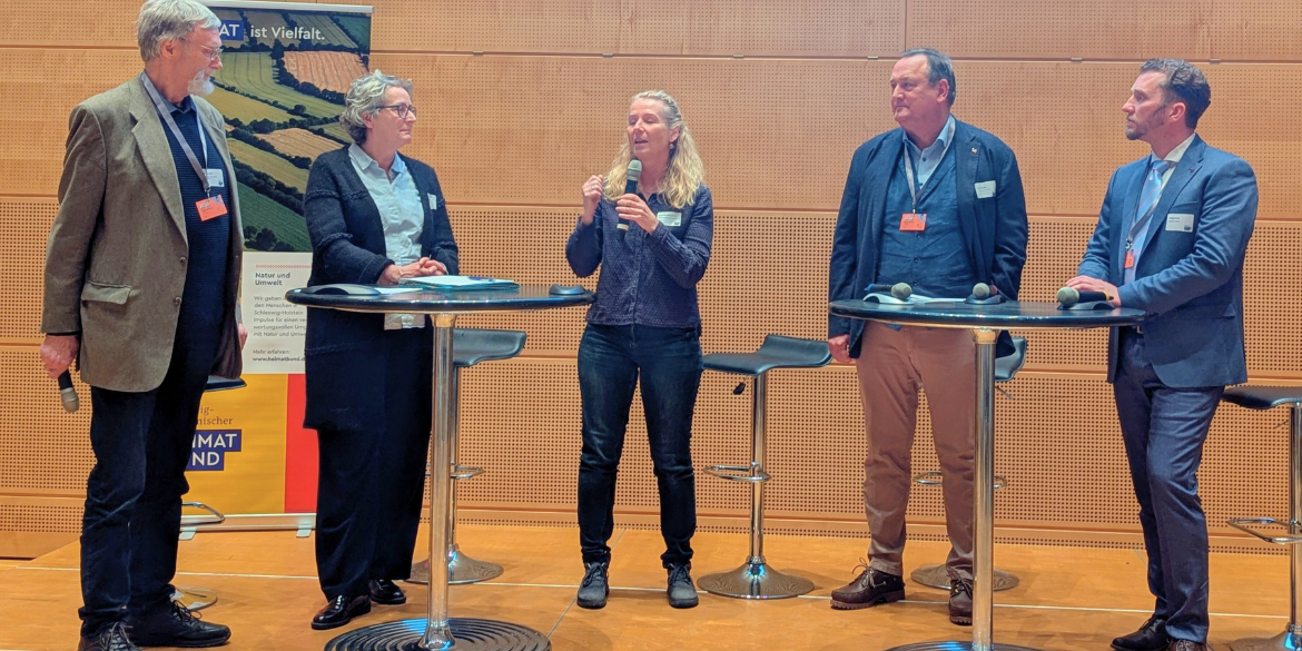 Fünf Personen auf Podium