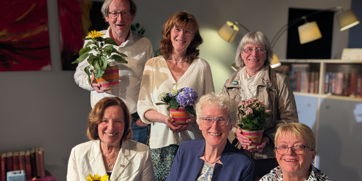 sechs Personen mit Blumen