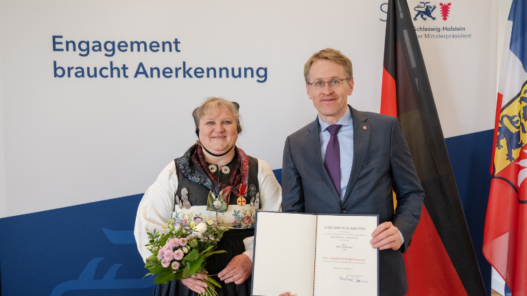 Daniel Günther überreicht Birgit Bohnsack die Verdienstmedaille © Frank Peter