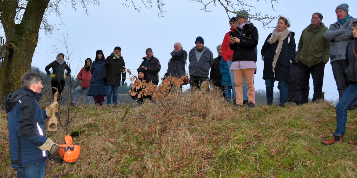 Menschen stehen auf Wall