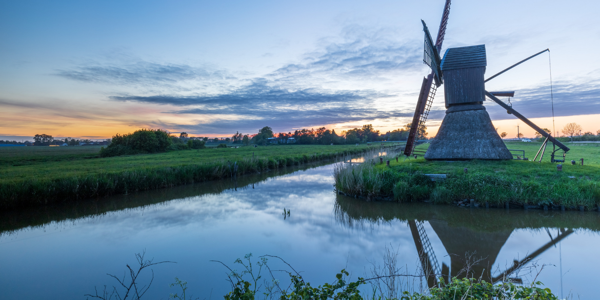 Die historische Bock- oder Windschöpfmühle Honigfleth im Sonnenuntergang