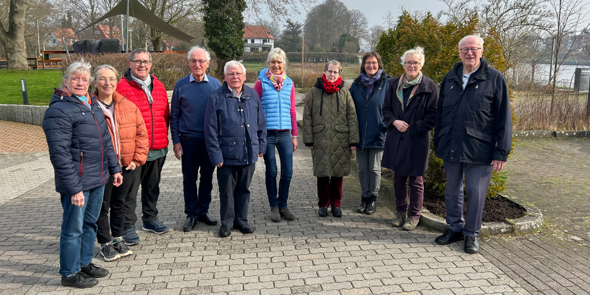 Schrieverslüüd vor dem Martinshaus
