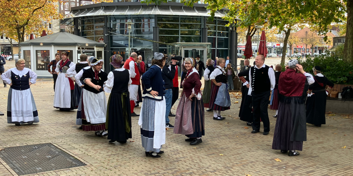 Gruppe von trachtentragenden Volkstänzer*innen
