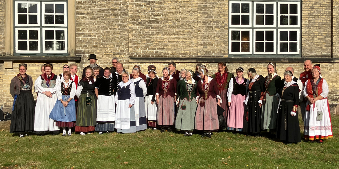 Trachtengruppe vor Kirche