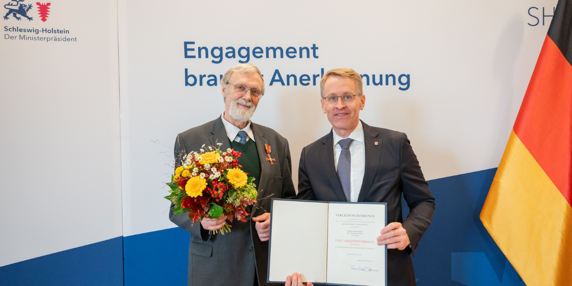 Holger Gerth und Daniel Günther vor Wand mit der Aufschrift "Engagement braucht Anerkennung"