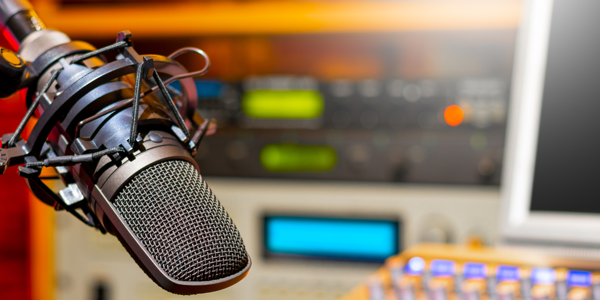 Mikrofon vor Mischpult