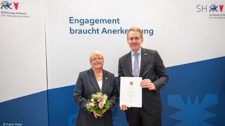 Christel Fries und Schleswig-Holsteins Ministerpräsident Daniel Günther