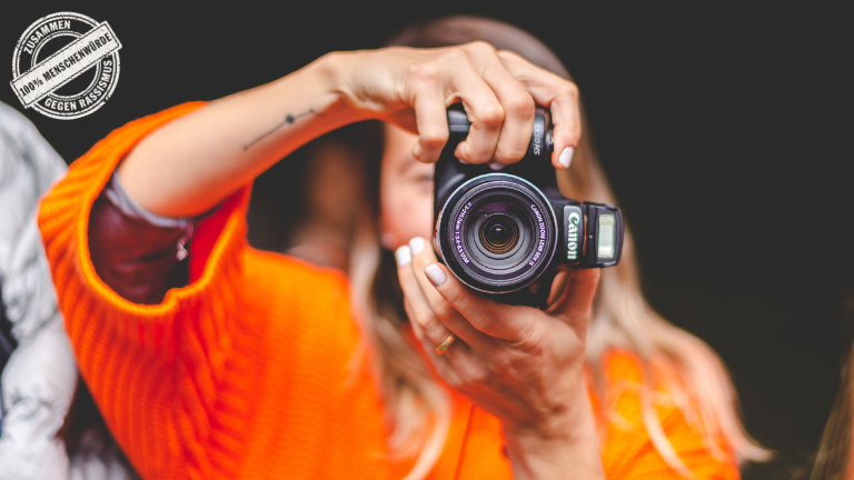 Frau fotografiert mit Spiegelreflex-Kamera