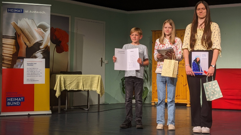 Die Sieger*innen von Schölers leest Platt 2023/24: Tjark Holm, Carla Völckers und Emma Thomsen