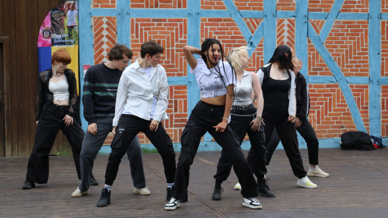 K-Pop Performance-Team NTjD auf der Bühne