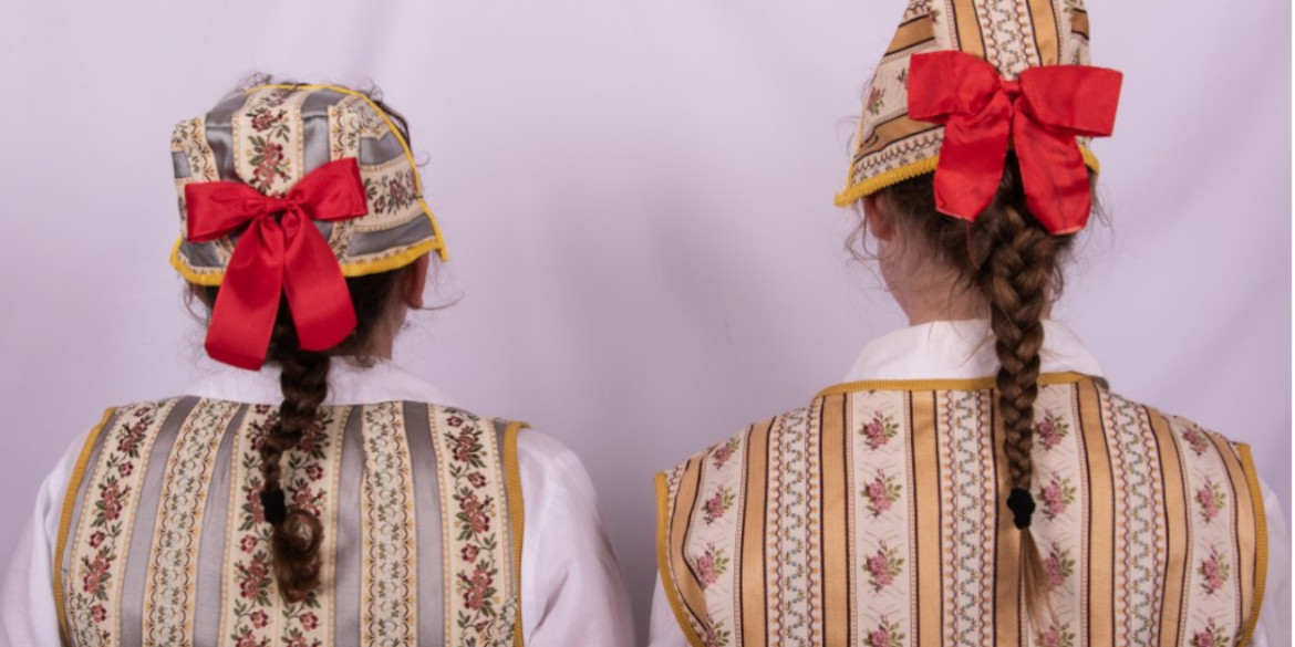 Zwei Frauen in Tracht von hinten