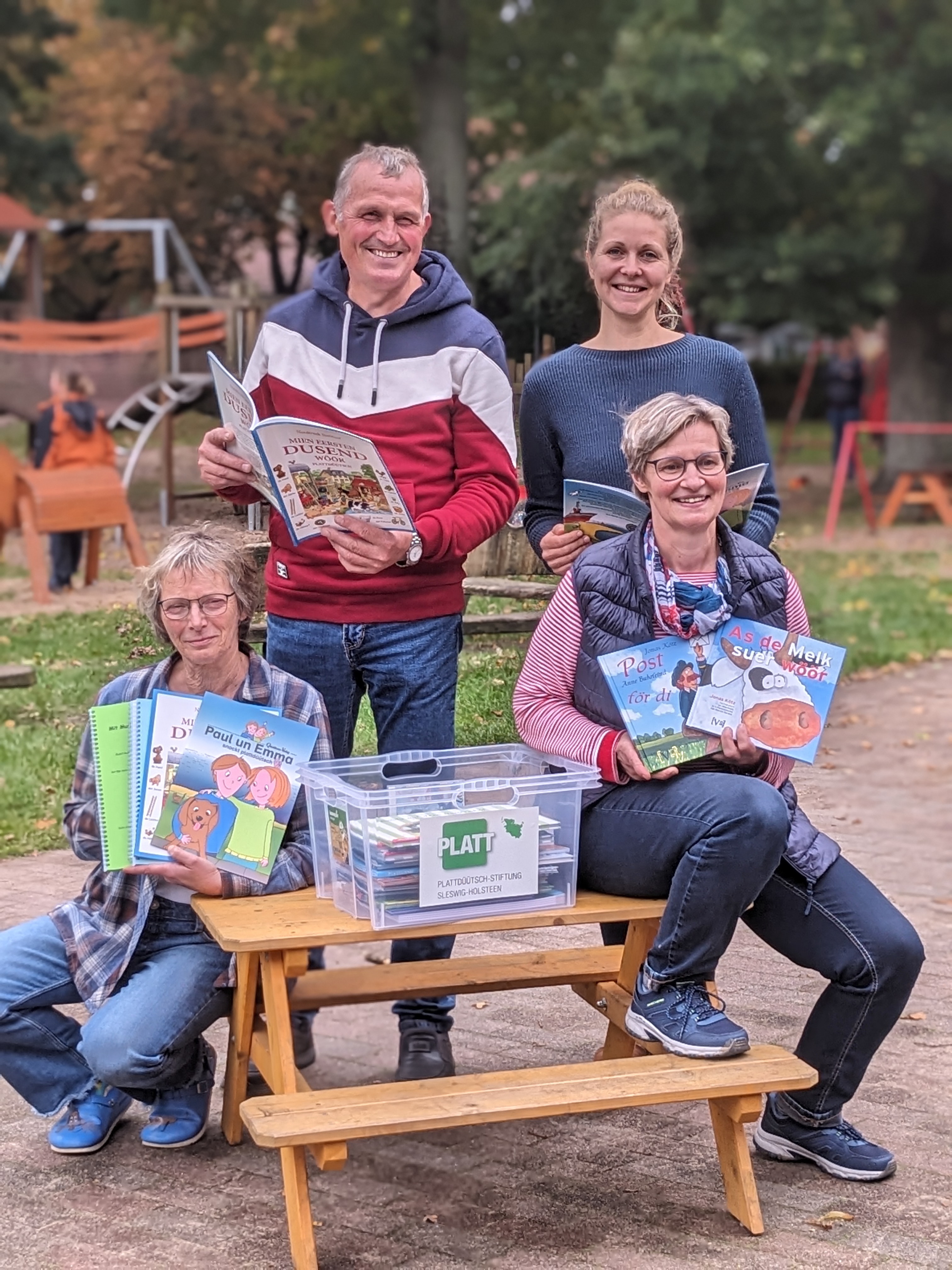 Bücherkistenübergabe in Bokel