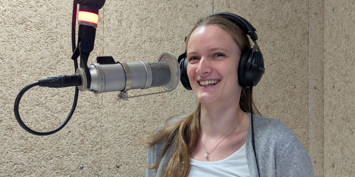 Alina bei Aufnahmen im Radiostudio
