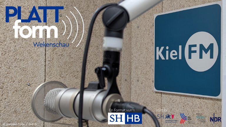 Mikrofon im KielFM-Studio mit PLATTform-Logo