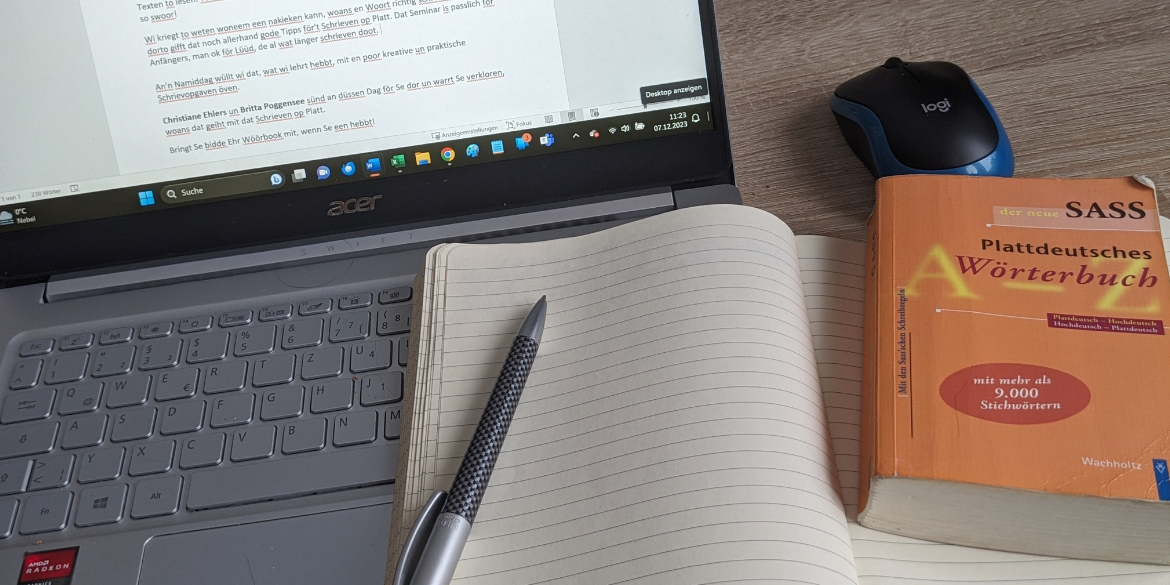 Plattdeutsches Wörterbuch, Laptop, Block und Stift