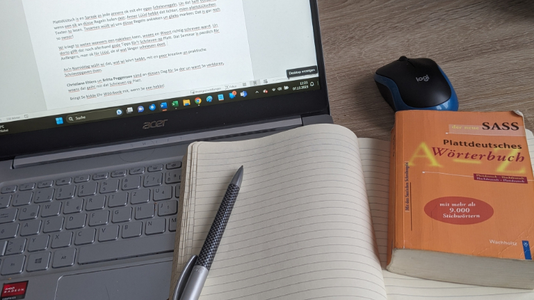 Plattdeutsches Wörterbuch, Laptop, Block und Stift