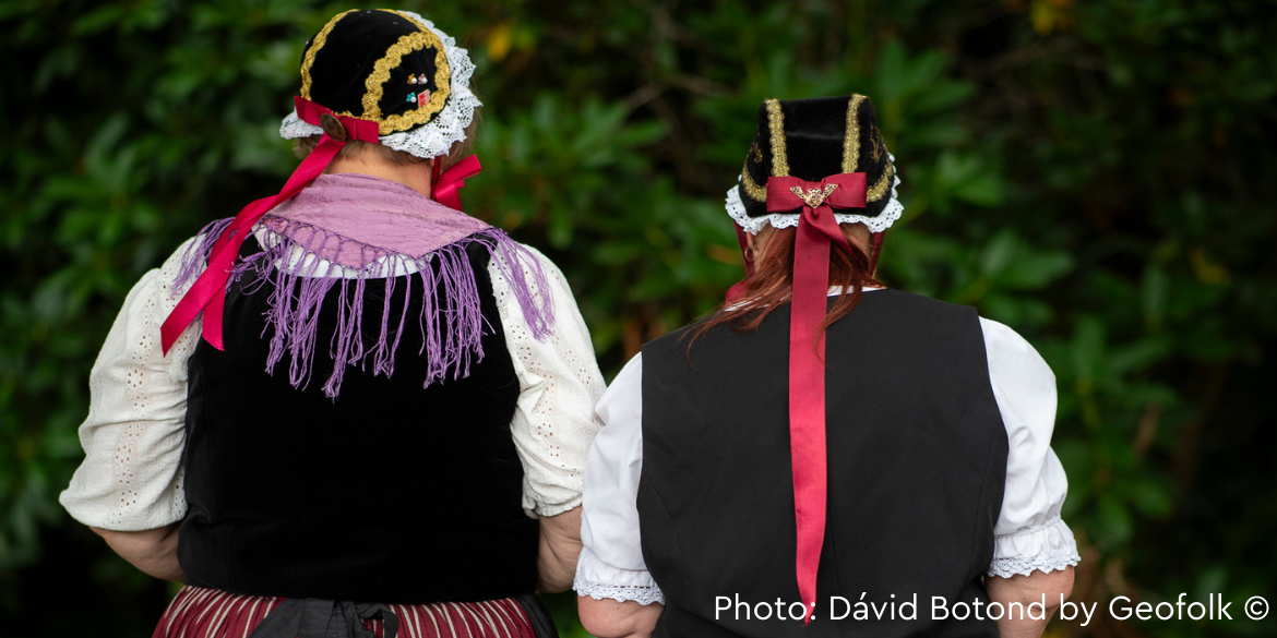 Zwei Frauen von hinten in Schwarzenbeker Tracht
