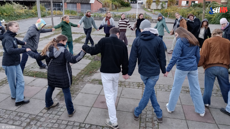 Jugendliche stehen im Kreis