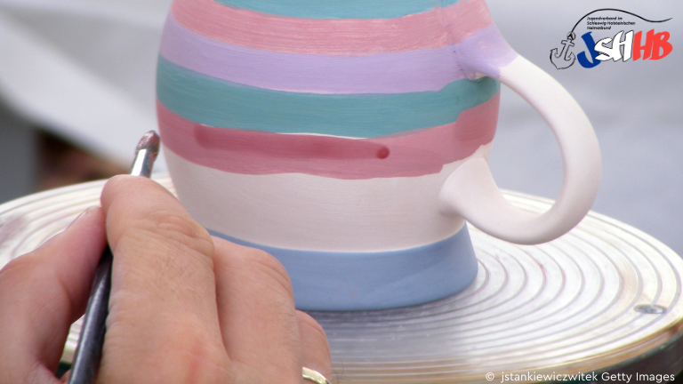 Eine Tasse wir mit Keramikfarben bemalt
