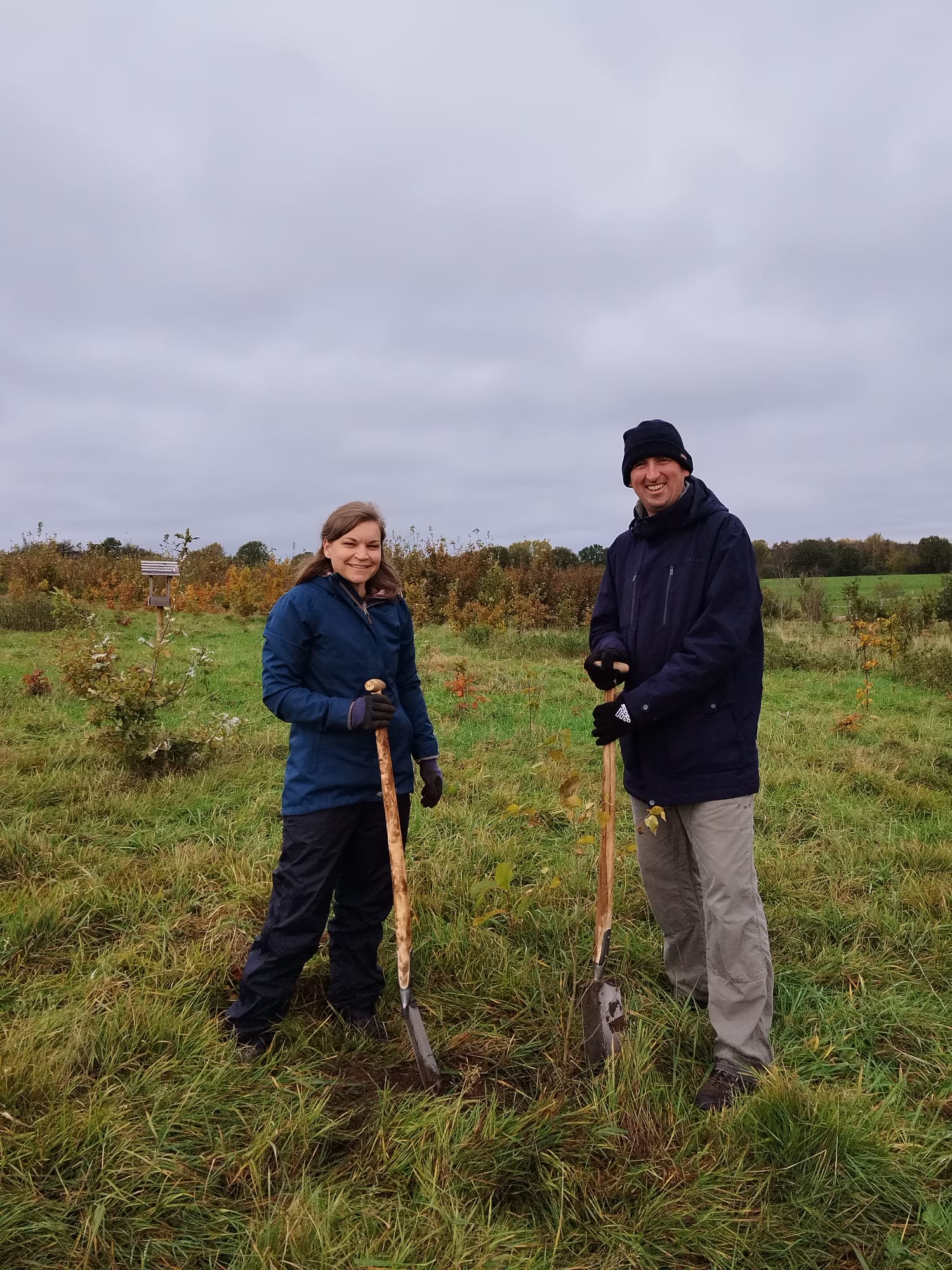 Bernadett Skala und Benjamin Abel bei der Baumpflanzung
